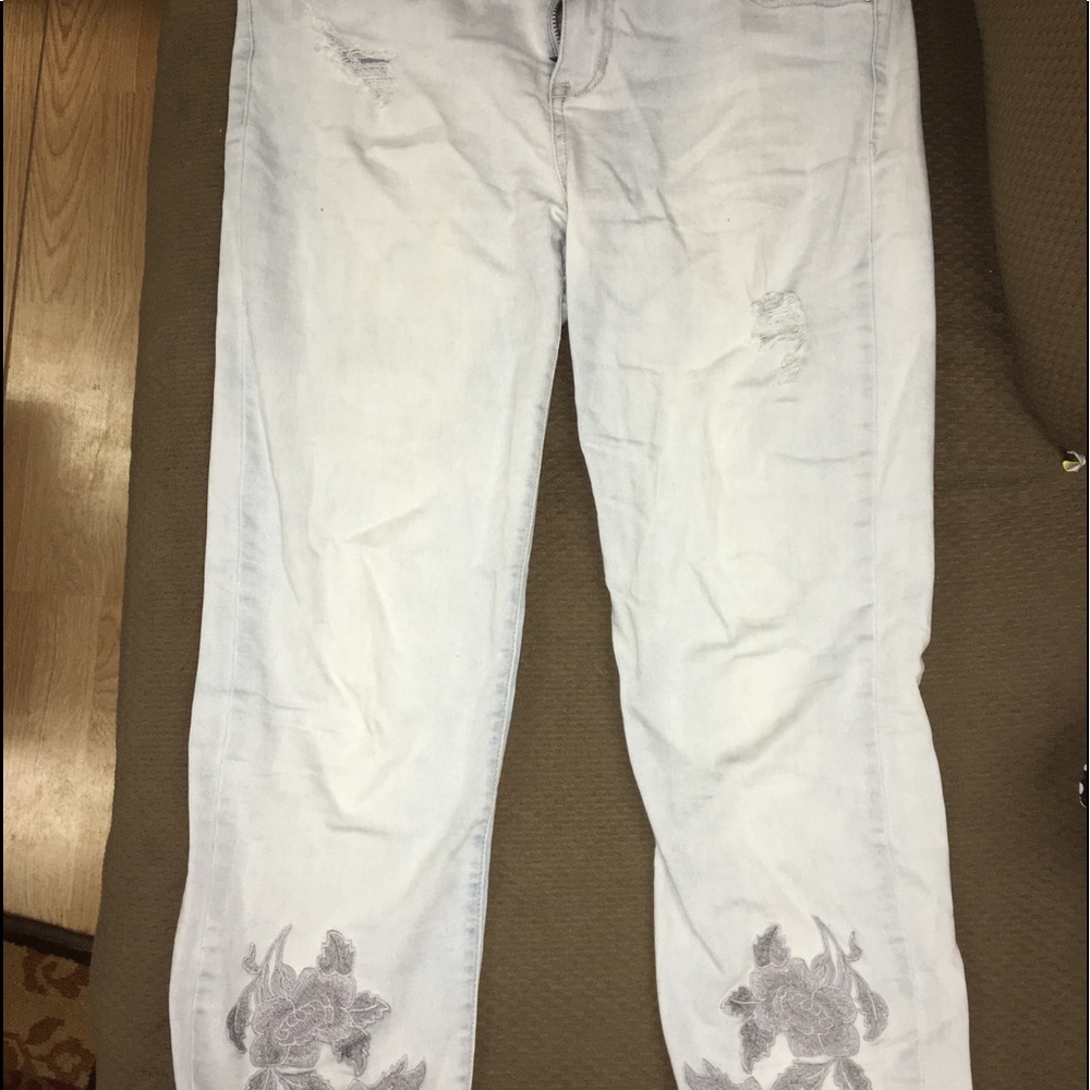 celebrity pink jeans w embroidered flowers